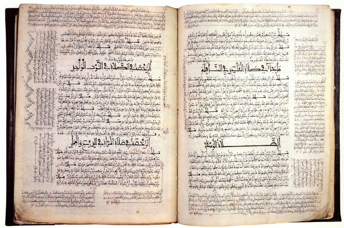 Figure 4: Doha, Museum of Islamic Art, MS.320.1999. A parchment copy of Mālik’s Muwaṭṭaʾ made in Granada in 542/1148. Note the zig-zagging arrangement of some of the glosses. The Muwaṭṭaʾ is the foundational text of the school of jurisprudence prevalent in the Islamic West, the Mālikī school established by Mālik b. Anas (d. 179/796).